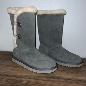 Koolaburra Gray Suede Boots with Cream Trim